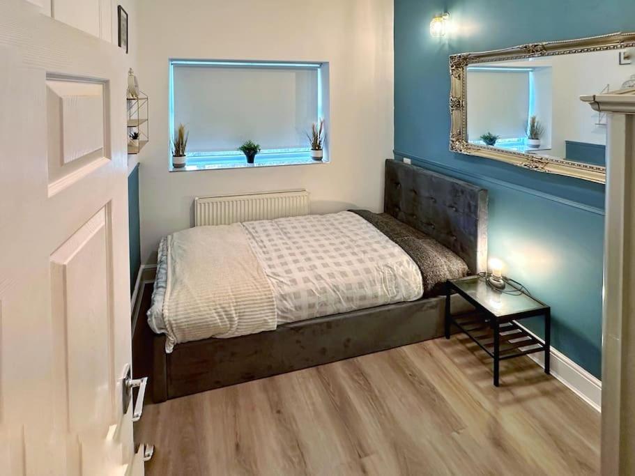 Immaculate & Creative 2 Bed Flat Near Centre With Private Parking *