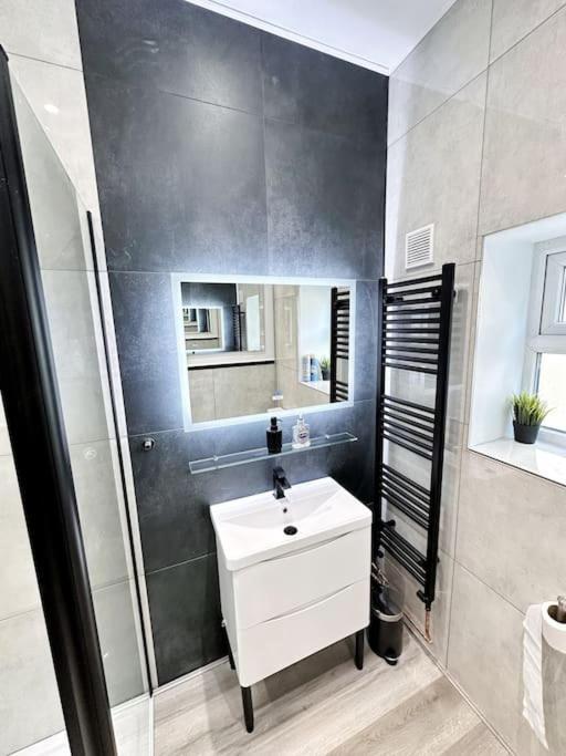 Immaculate & Creative 2 Bed Flat Near Centre With Private Parking Apartment *