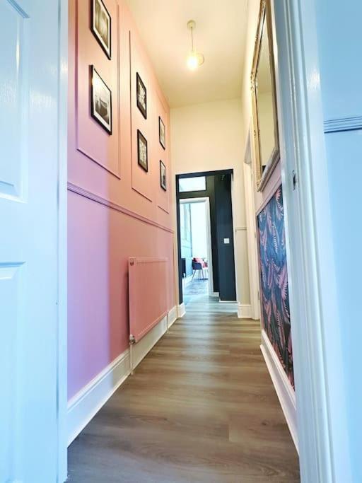 Apartment Immaculate & Creative 2 Bed Flat Near Centre With Private Parking *