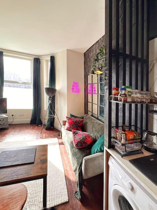 Immaculate & Creative 2 Bed Flat Near Centre With Private Parking Liverpool